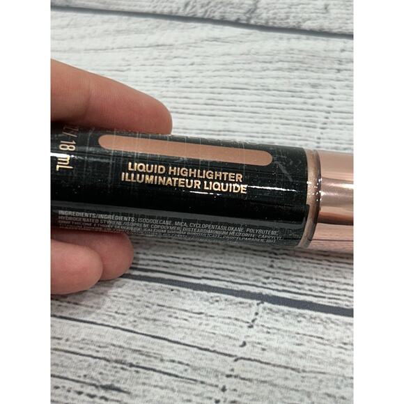 New Makeup Revolution Bronze Gold Coverage Full Liquid Highlighter 0.61 fl oz - Picture 3 of 7